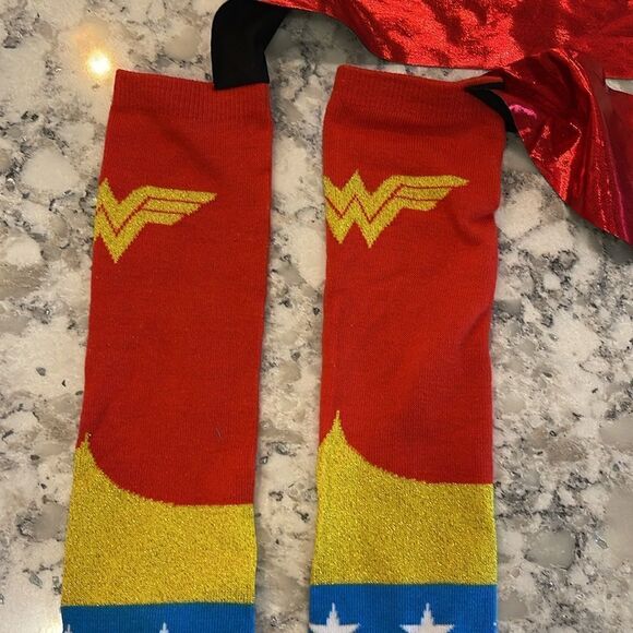 Caped Wonder Woman Socks - DC Comics - Picture 6 of 8